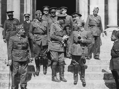 Franco, a la derecha, conversa con el general Mola, al comienzo de la Guerra Civil, en julio de 1936.