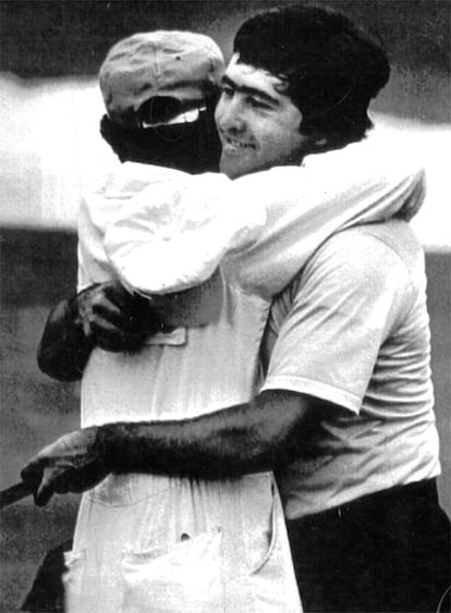 Severiano Ballesteros abraza a su caddie tras proclamarse vencedor del torneo "Masters de Augusta" en 1980.