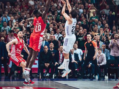 Sergio Llull anota la canasta decisiva en el partido entre el Real Madrid y Olympiacos en la final de la Euroliga, en Kaunas, este domingo.