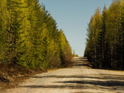 La carretera que conduce al punto más oriental de la frontera entre Finlandia y Rusia, en medio de la taiga. 