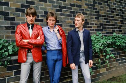 <p><strong>El éxito.</strong> Perteneciente al quinto largo de The Jam, <em>Sound affects,</em> y editada como <em>single</em> en 1981, <em>That’s entertainment</em> es la única canción de la banda que se coló en la lista de los 500 mejores temas de la historia del rock de la revista <em>Rolling Stone.</em> También es uno de las que mejores recuerdos que debe tener Paul Weller (autor de la pieza y líder de The Jam), pues sigue tocándola en directo con regularidad.</p> <p><strong>La historia.</strong> Fue escrita en apenas diez minutos y con Weller en un serio estado de embriaguez. El inglés se fue al pub, se pilló una buena cogorza y, caminando hacia su casa, empezó a tener ideas para una canción. Llegó a casa, sacó la guitarra y le salió esta maravilla. El pub estaba en Londres, aunque durante años corrió el rumor de que esto tuvo lugar en la campiña inglesa, durante un retiro espiritual de Weller, quien agobiado por la fama, había huido para recapacitar y, en vez de hacer eso, se dedicó a beber y escribir canciones.</p> <p>Escucha la canción pinchando <a href="https://www.youtube.com/watch?v=m-H0uIH5HHQ" target="_blank">aquí.</a></p>