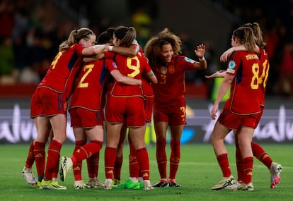 Jugadoras de la selección española celebra el tanto de Ona Batlle en el partido de esta noche.