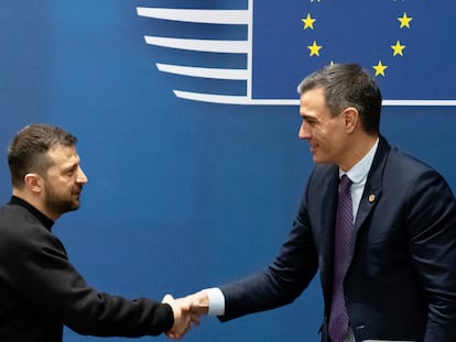 El presidente del Gobierno, Pedro Sánchez, saluda al presidente de Ucrania, Volodímir Zelenski, durante el Consejo Europeo Extraordinario celebrado el jueves 10 en Bruselas.