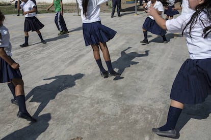 Alumnas de la escuela Presentación Centeno juegan durante el recreo en Choloma (Honduras). 