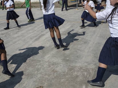 Alumnas de la escuela Presentación Centeno juegan durante el recreo en Choloma (Honduras). 