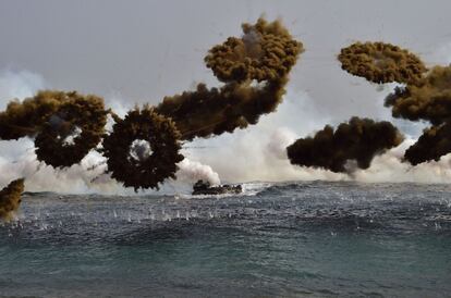 Soldados surcoreanos y estadounidenses realizan maniobras conjuntas en la costa de Pohang (Corea del Sur).