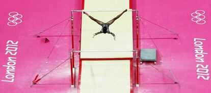La gimnasta estadounidense Gabrielle Douglas en la prueba de barras paralelas.