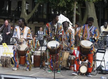 Actuación del grupo Ritmos de Senegal, en el Arenal de Bilbao, durante el <b><i>Jet Lag</b></i> de este año.
Fermín Moreno Martín expone en Bilbao.