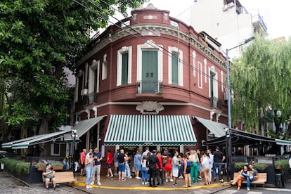 Those who cannot reserve a table at Don Julio (the waiting list is more than two months) line up early to try to eat in the popular Buenos Aires restaurant. 