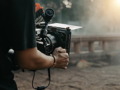 Un primer plano de un operador de cámara durante una grabación audiovisual.