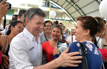 Juan Manuel Santos saluda a simpatizantes colombianos.
