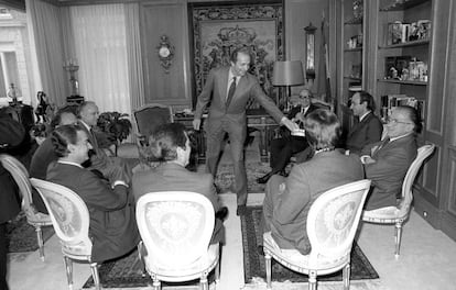 El rey Juan Carlos recibe a los líderes de los partidos parlamentarios, Xabier Arzalluz, Manuel Fraga, Landelino Lavilla, Adolfo Suárez, Felipe González, Santiago Carrillo (al que el Rey entrega un cenicero), Miquel Roca y Leopoldo Calvo Sotelo (en sentido contrario a las agujas del reloj), en la jornada de reflexión de las elecciones legislativas, el 27 de octubre de 1982.