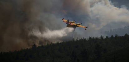 Imagen de una de las aeronaves que combaten el fuego.