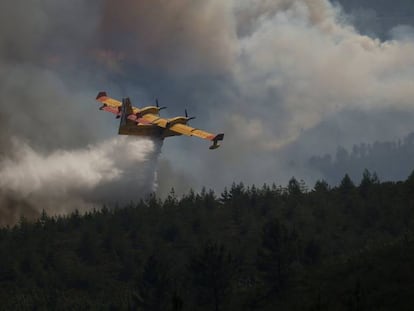 Imagem de uma das aeronaves que ajudam no combate ao fogo em Portugal.