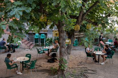 Reapertura de la terraza del bar del Antic Teatre durante la desescalada, en Barcelona.