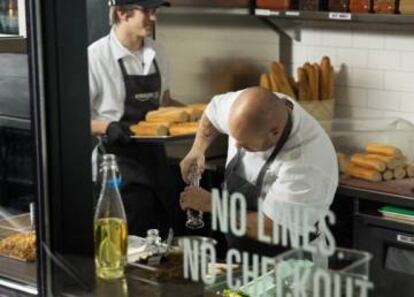 Funcionários na cozinha da Amazon Go.