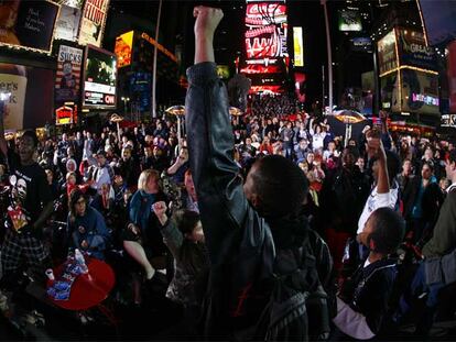 Una multitud aclama a Barack Obama anoche en Times Square, Nueva York.