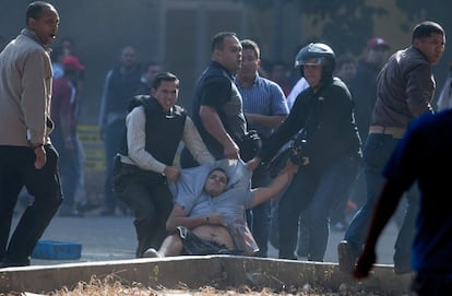 A polícia leva um manifestante durante os confrontos.