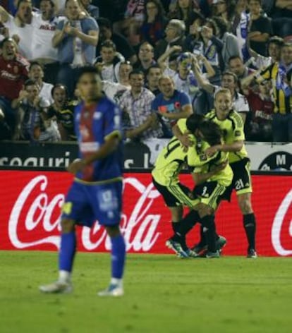 Los jugadores del Zaragoza celebran un gol de Gabi, el 21-5-2011.