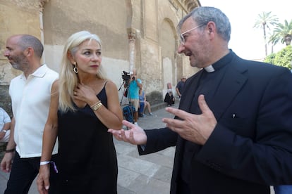 La consejera de Cultura de la Junta de Andalucía, Patricia Del Pozo, y el deán de la Mezquita-catedral de Córdoba, Joaquín Alberto Nieva, se disponían a visitar los trabajos de reparación después del incendio.