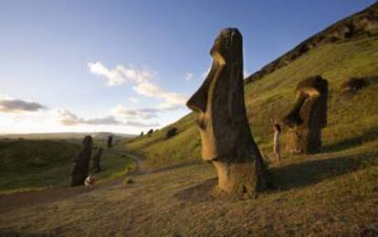 Moais nas encostas do vulcão Rano Raraku, na Ilha de Páscoa (Chile)