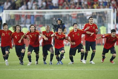 De izquierda a derecha: Silva, Puyol, Sergio Ramos, Senna, Cazorla, Capdevila, Güiza, y Villa acuden a abrazar al portero Casillas (que no aparece en la imagen) , después de que éste parara el penalti decisivo para que España se clasificara para las semifinales, tras la disputa del partido de cuartos de final de la Eurocopa 2008 , España 0- Italia 0.