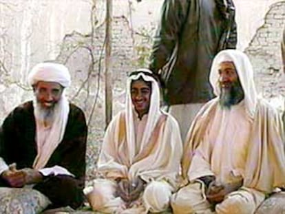 De derecha a izquierda, Bin Laden, su hijo Mohamed y el padre de la novia y lugarteniente de Bin Laden, Mohamed Atef.