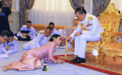 El Rey Maha Vajiralongkorn y su consorte, la General Suthida Vajiralongkorn —llamada Reina Suthida— asisten a su ceremonia de boda en Bangkok (Tailandia), el 1 de mayo de 2019. 