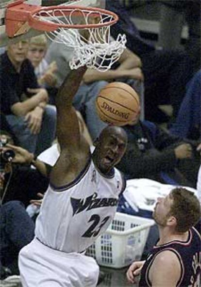 Con 38 años, Michael Jordan volvió a pisar una cancha de baloncesto, esta vez con el uniforme del equipo en el que había sido jefe de operaciones tras su retirada. Durante dos temporadas, Jordan luchó por el reto de formar a los jóvenes del equipo y de meterse en play-offs. No lo consiguió, pero la NBA volvió a recuperar con su presencia el prestigio que iba poco a poco perdiendo si el referente de Jordan.