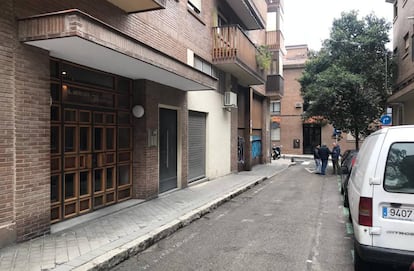 Portal del número 31 de la calle de Alonso Heredia, en el que murió la mujer de 78 años.