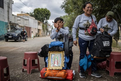 Entre las diversas peregrinaciones que salen de todos los estados, los peregrinos del Barrio de Santo Domingo, ubicado en el corazón de Puebla, recorren anualmente más de 130  kilómetros para llegar a la Basílica de Guadalupe. Los vecinos de este barrio han consolidado una familia alrededor de esta manda de fe que trasciende generaciones, pues José Roberto León 'El Meco', el más grande del barrio que ha caminado por El Paso de Cortés  por más de 40 años, acompaña a los más jóvenes que no llevan más de un año. Uno de los parajes más conocidos de las peregrinaciones es el Paso de Cortés, la brecha que existe entre los volcanes Popocatépetl e Iztaccíhuatl, más de 30 kilómetros de cerro, para cruzar de Puebla al Estado de México.