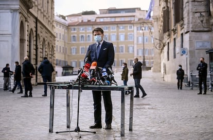 Giuseppe Conte, durante su comparecencia en plena calle en Roma, este jueves.