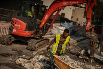 Un trabajador de la construcción trabaja bajo el sol en Ourense.