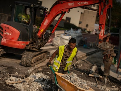 Un trabajador de la construcción trabaja bajo el sol en Ourense.