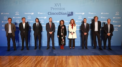 María Jesús Montero, vicepresidenta cuarta y ministra de Hacienda, (centro) y Pilar Gil, vicepresidenta de Prisa, posan con los premiados.