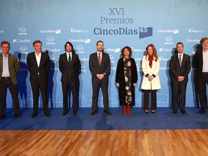 María Jesús Montero, vicepresidenta cuarta y ministra de Hacienda, (centro) y Pilar Gil, vicepresidenta de Prisa, posan con los premiados.