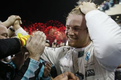 Rosberg celebra el triunfo junto a su equipo. 