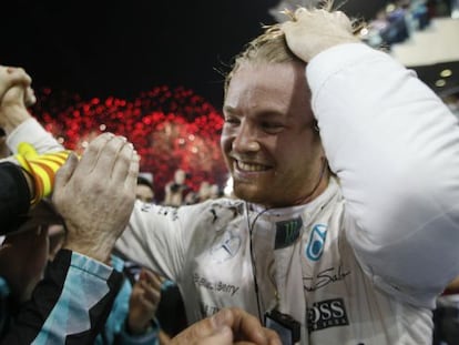 Rosberg celebra el triunfo junto a su equipo. 