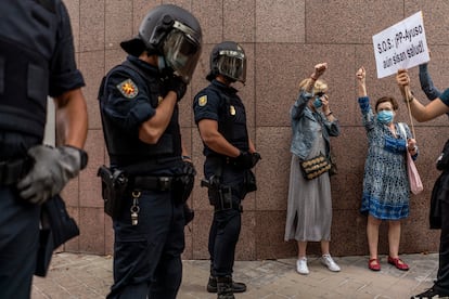 Vecinos del barrio de Puente de Vallecas, en Madrid, en una protesta frente a la Asamblea de Madrid por los confinamientos selectivos, el pasado jueves.