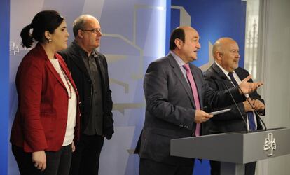 Andoni Ortuzar con el resto de la delegación tras los contactos en el Parlamento vasco