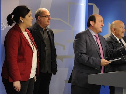 Andoni Ortuzar con el resto de la delegaci&oacute;n tras los contactos en el Parlamento vasco