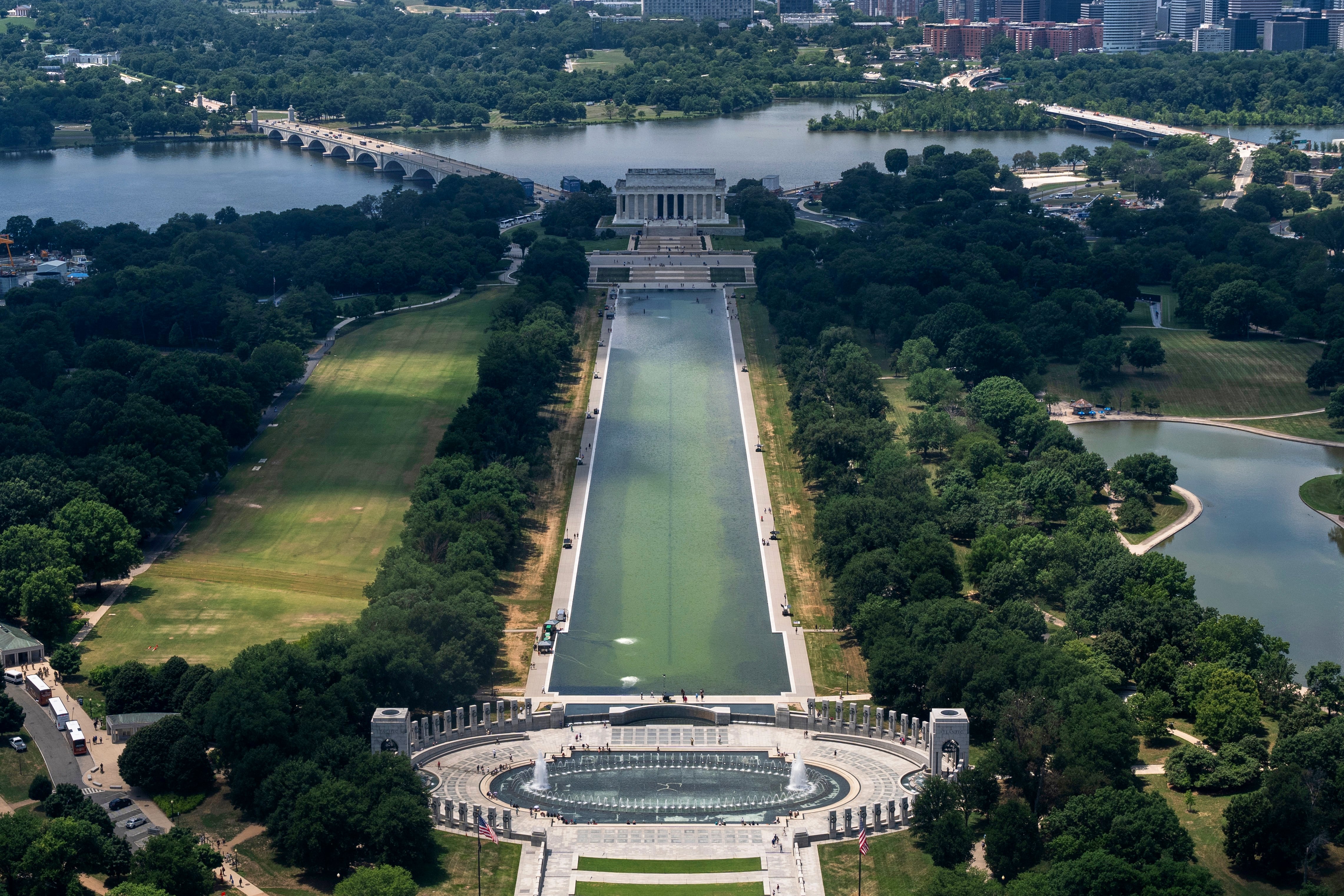 El tremendo fiasco de Trump con la piscina reflectante del Monumento a Lincoln: de Avatar a Shrek