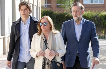 Mariano Rajoy con su esposa, Elvira Fernández y su hijo mayor, Mariano, el pasado mes de abril en Madrid.