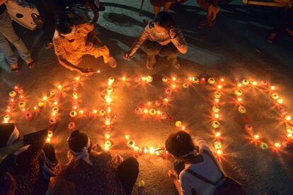 Ciudadanos camboyanos colocan velas por los pasajeros del vuelo de Malaysia Airlines 370, en la ciudad de Phnom Penh.