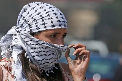 Una manifestante observa a las fuerzas israelíes durante los enfrentamientos en Ramallah, próximo al asentamiento judío de Beit El, en la ocupada Cisjordania.
