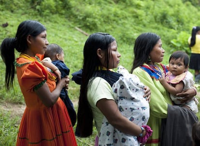 Mujeres emberas portan a sus hijos.