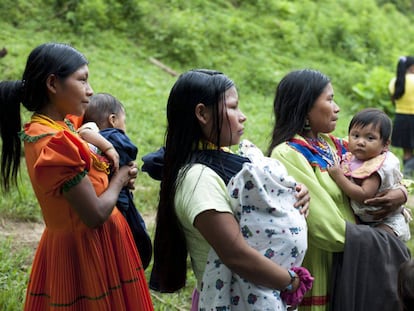 Mujeres emberas portan a sus hijos.