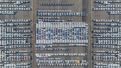 Campa de coches a la espera de ser exportados 