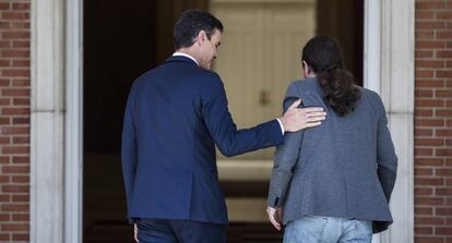 Pedro Sánchez recibe en el Palacio de La Moncloa al líder de Unidas Podemos, Pablo Iglesias.