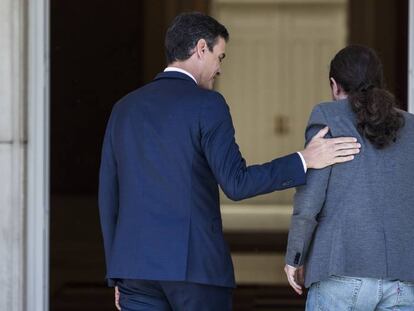 Pedro Sánchez recibe en el Palacio de La Moncloa al líder de Unidas Podemos, Pablo Iglesias.